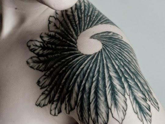 Feathers tattoos on shoulder giving an awesome look to Shoulder