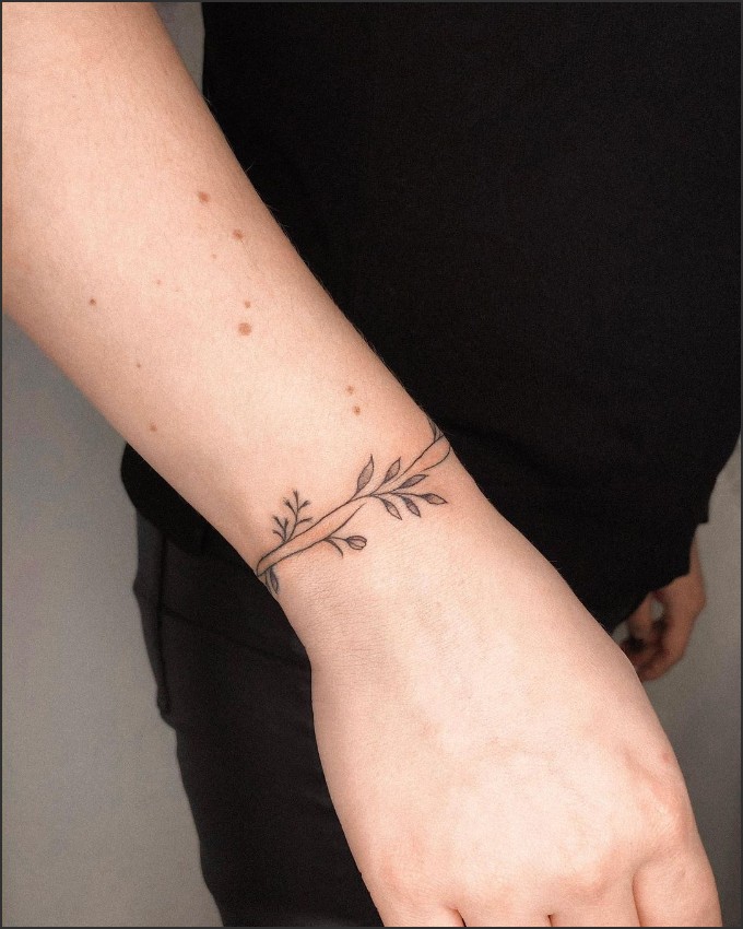 Bracelet tattoos with names